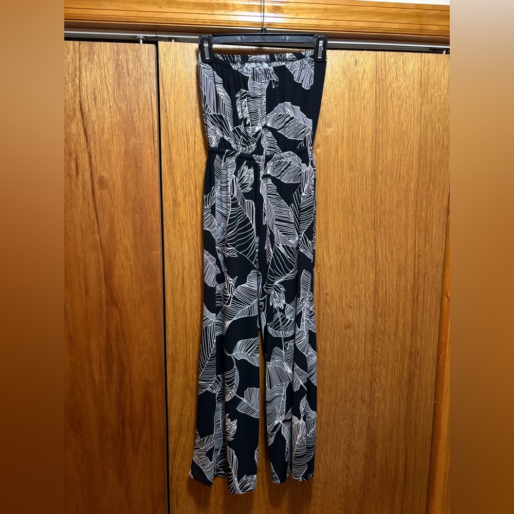 Express Leaf Pattern Capri Romper - image 4